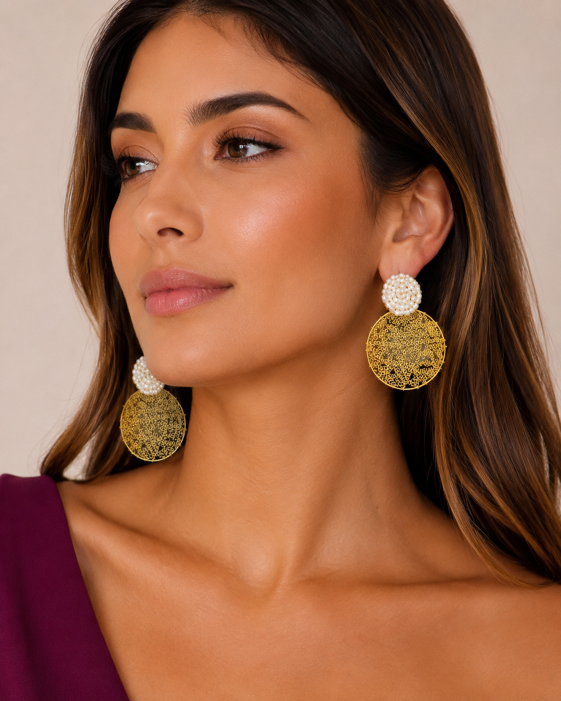 Goldene Statement-Ohrringe mit Perlendetails