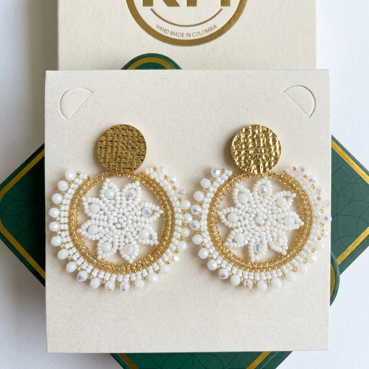 Elegante Perlenohrringe in Creme & Gold